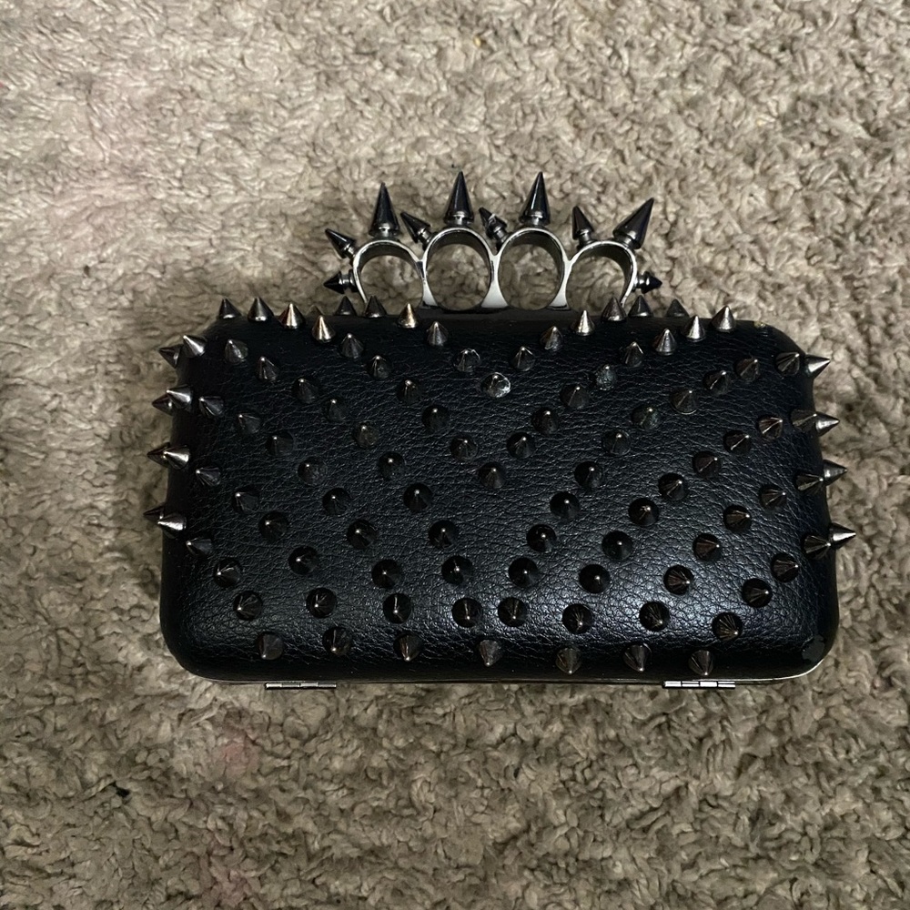 Spiked clutch